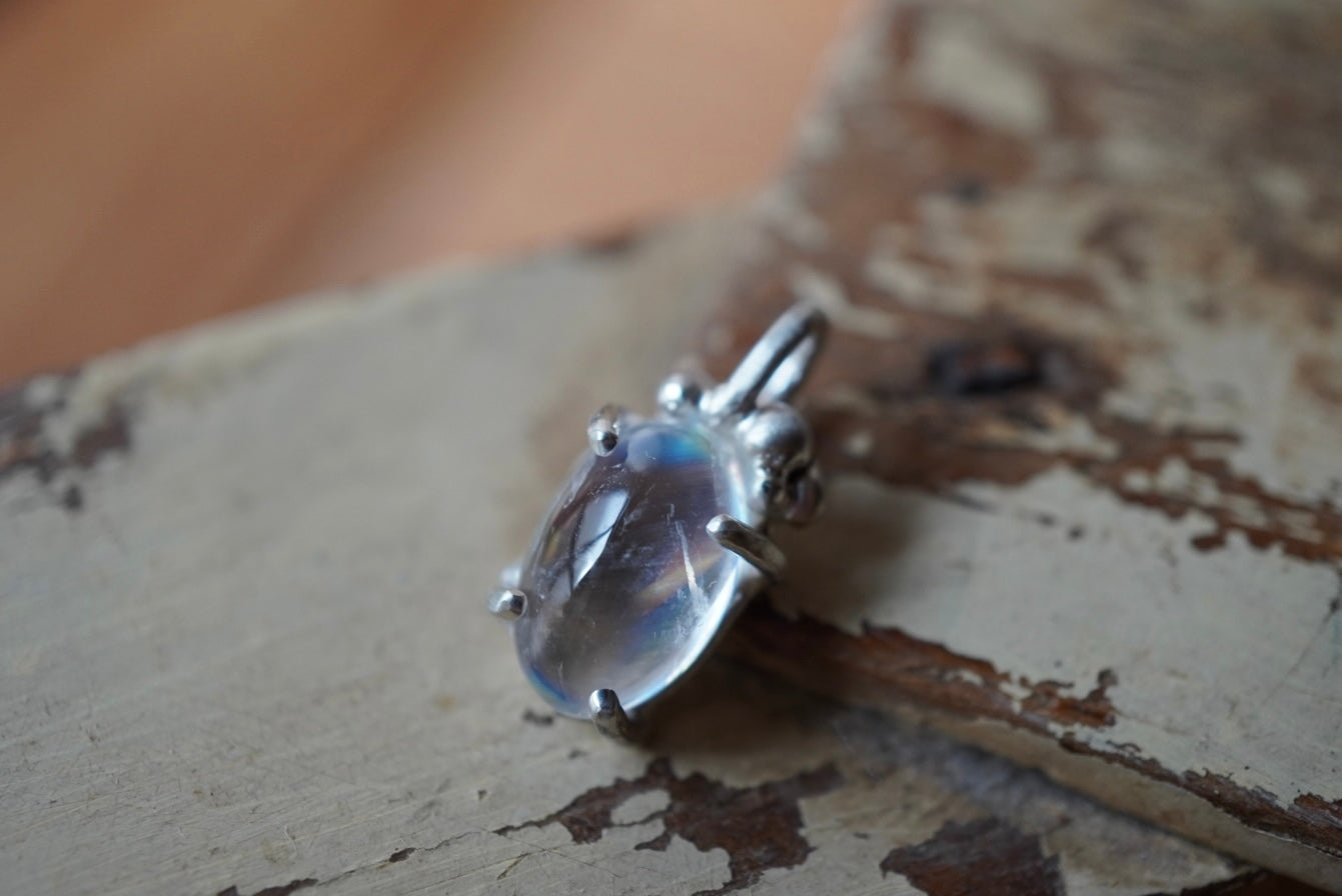 レインボームーンストーンのペンダントトップ