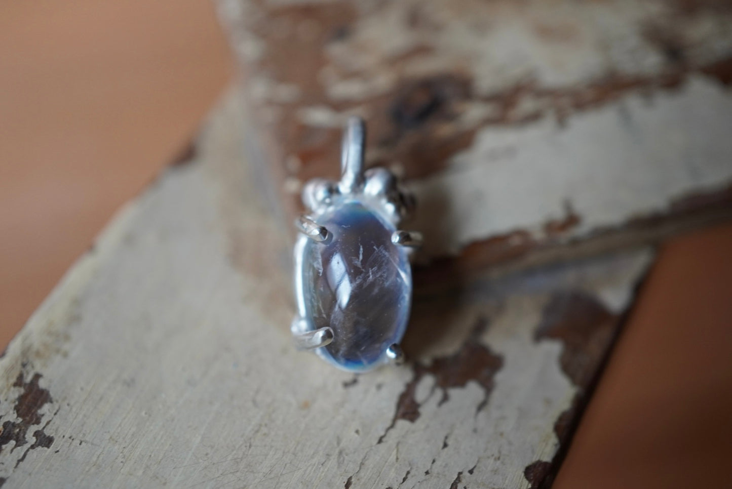 レインボームーンストーンのペンダントトップ