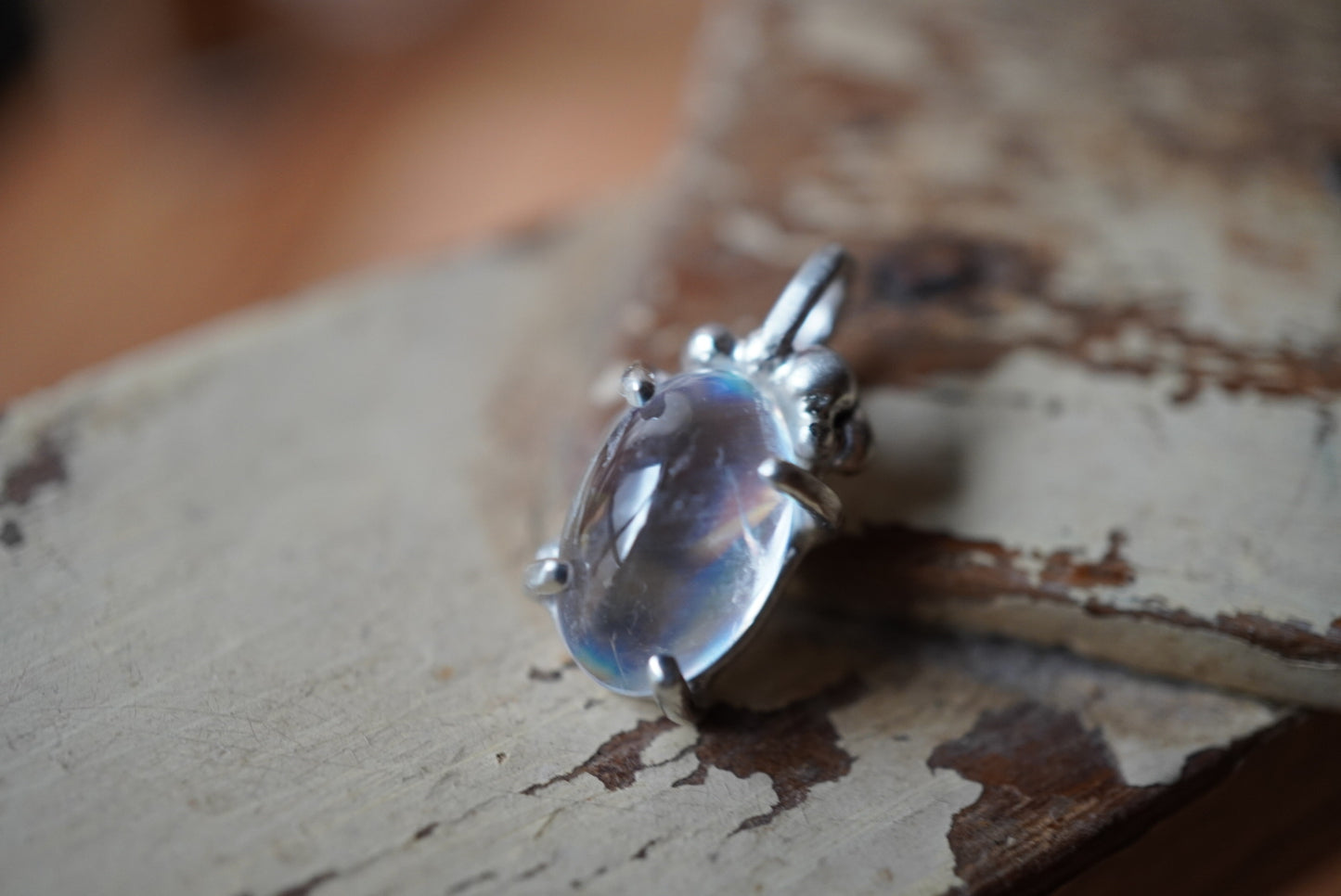 レインボームーンストーンのペンダントトップ