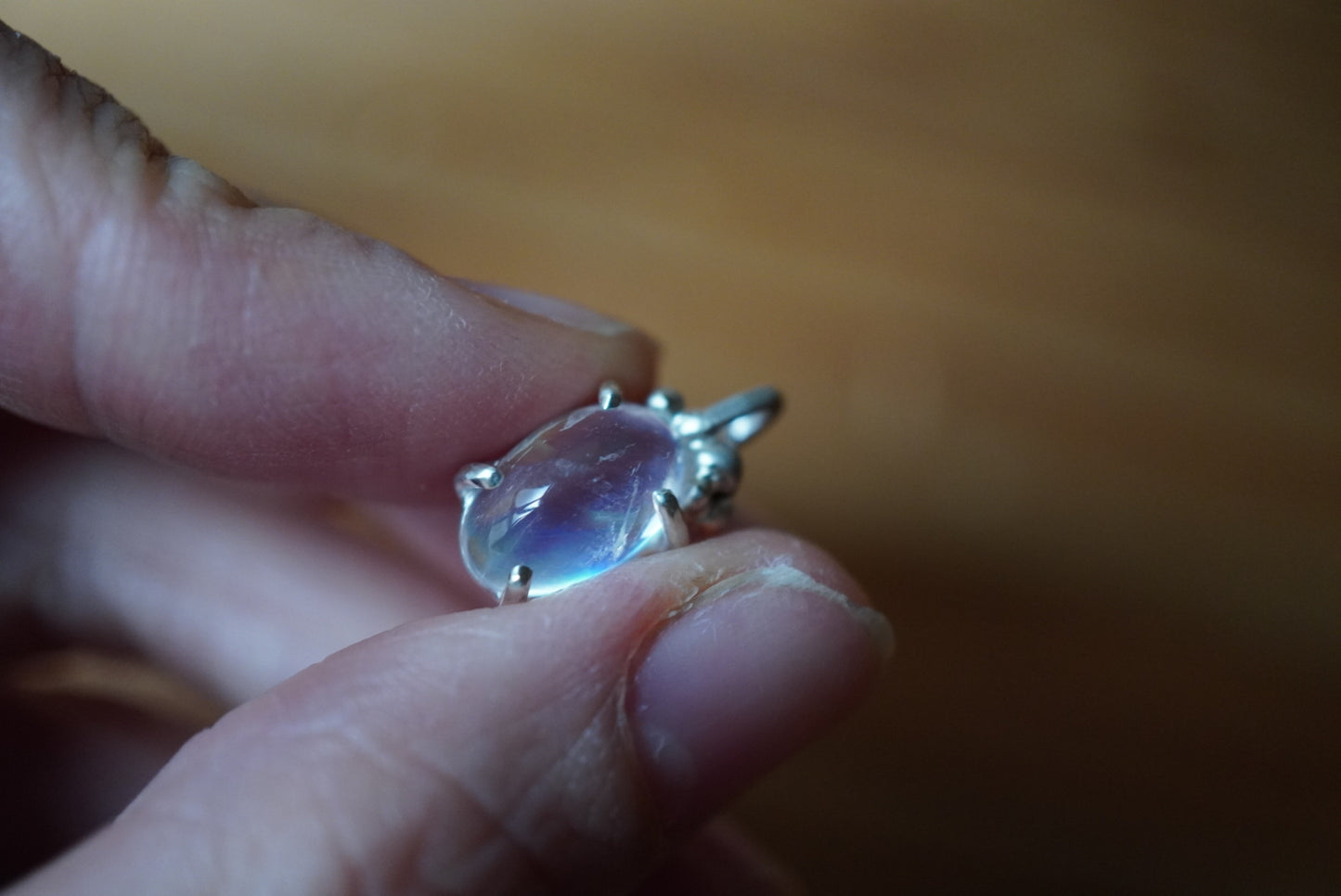 レインボームーンストーンのペンダントトップ