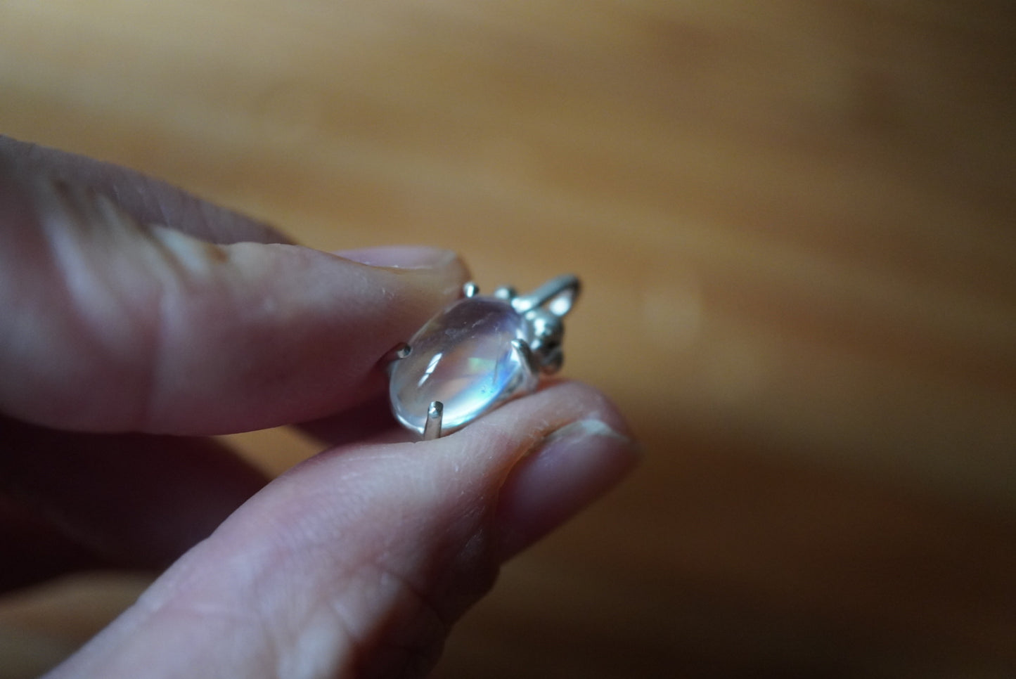 レインボームーンストーンのペンダントトップ